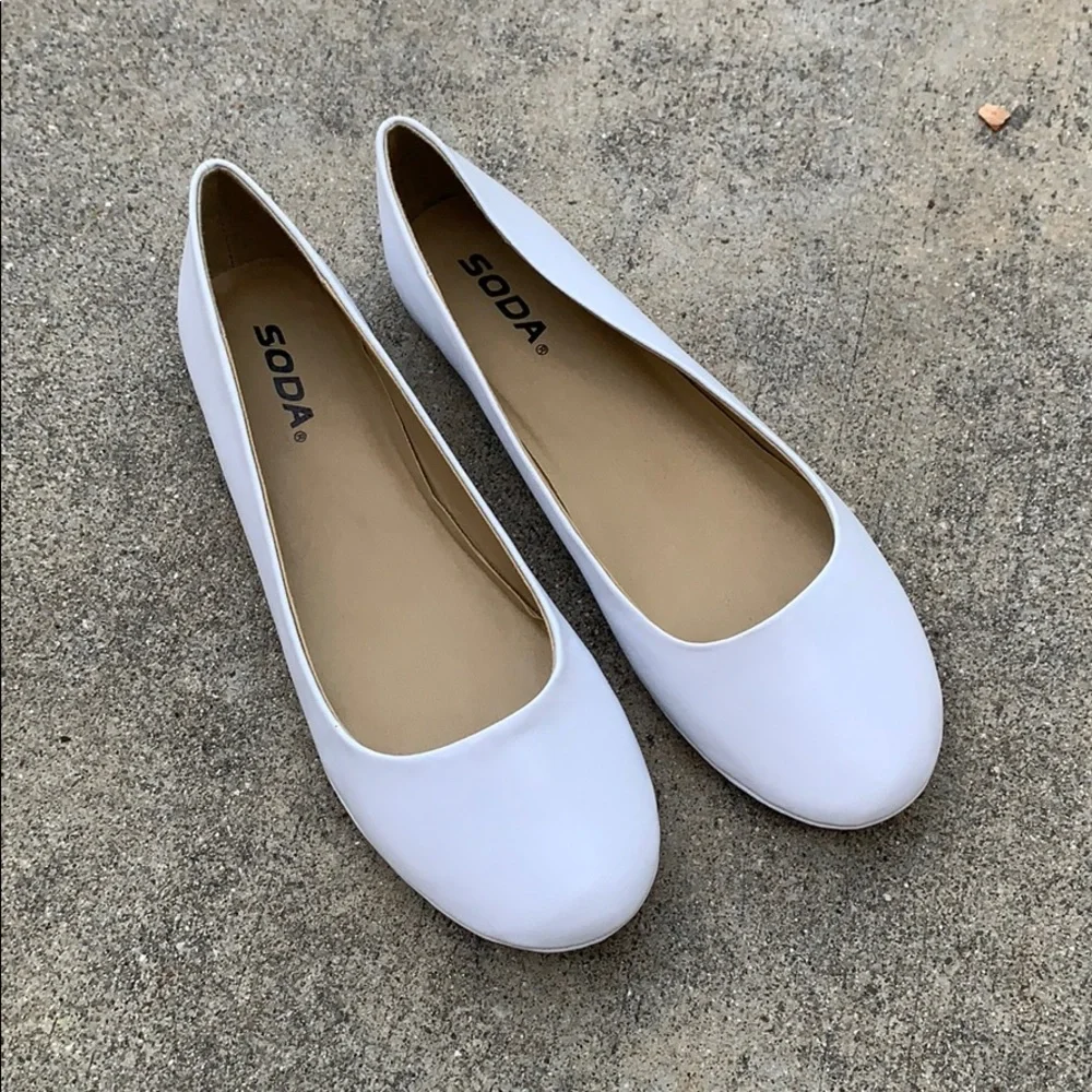 Soda White Women's Classic Round-Toe Ballet Flats